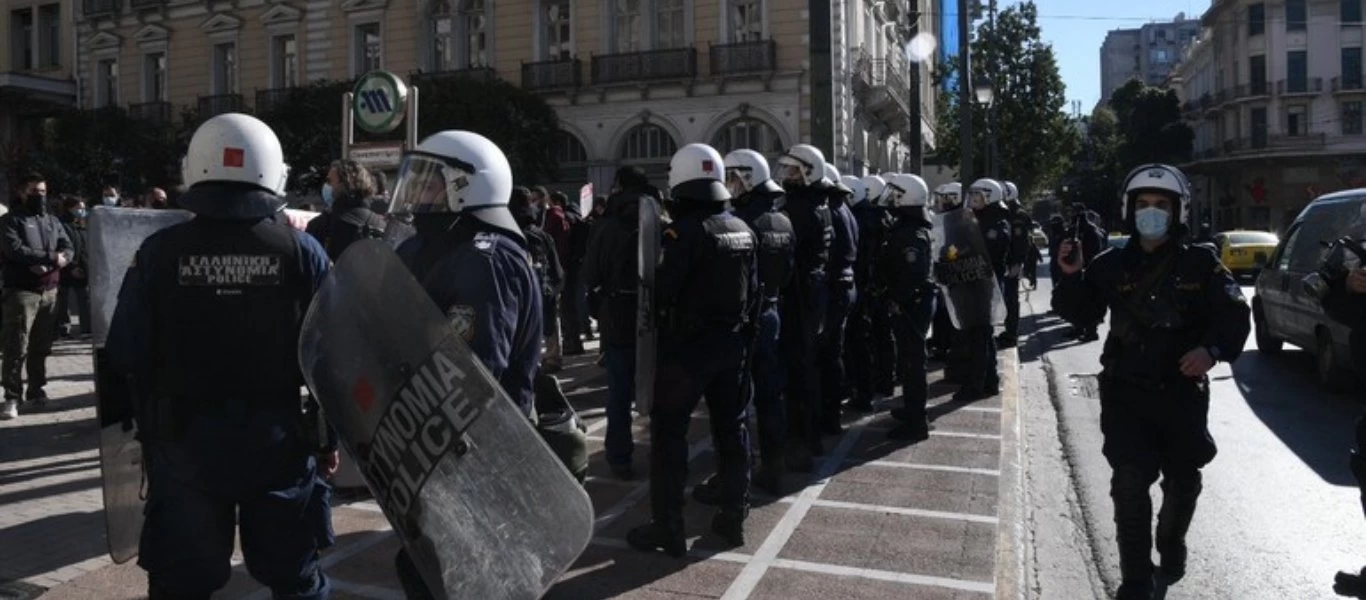 Ένταση ανάμεσα σε φοιτητές και ΜΑΤ στην συγκέντρωση στα Προπύλαια